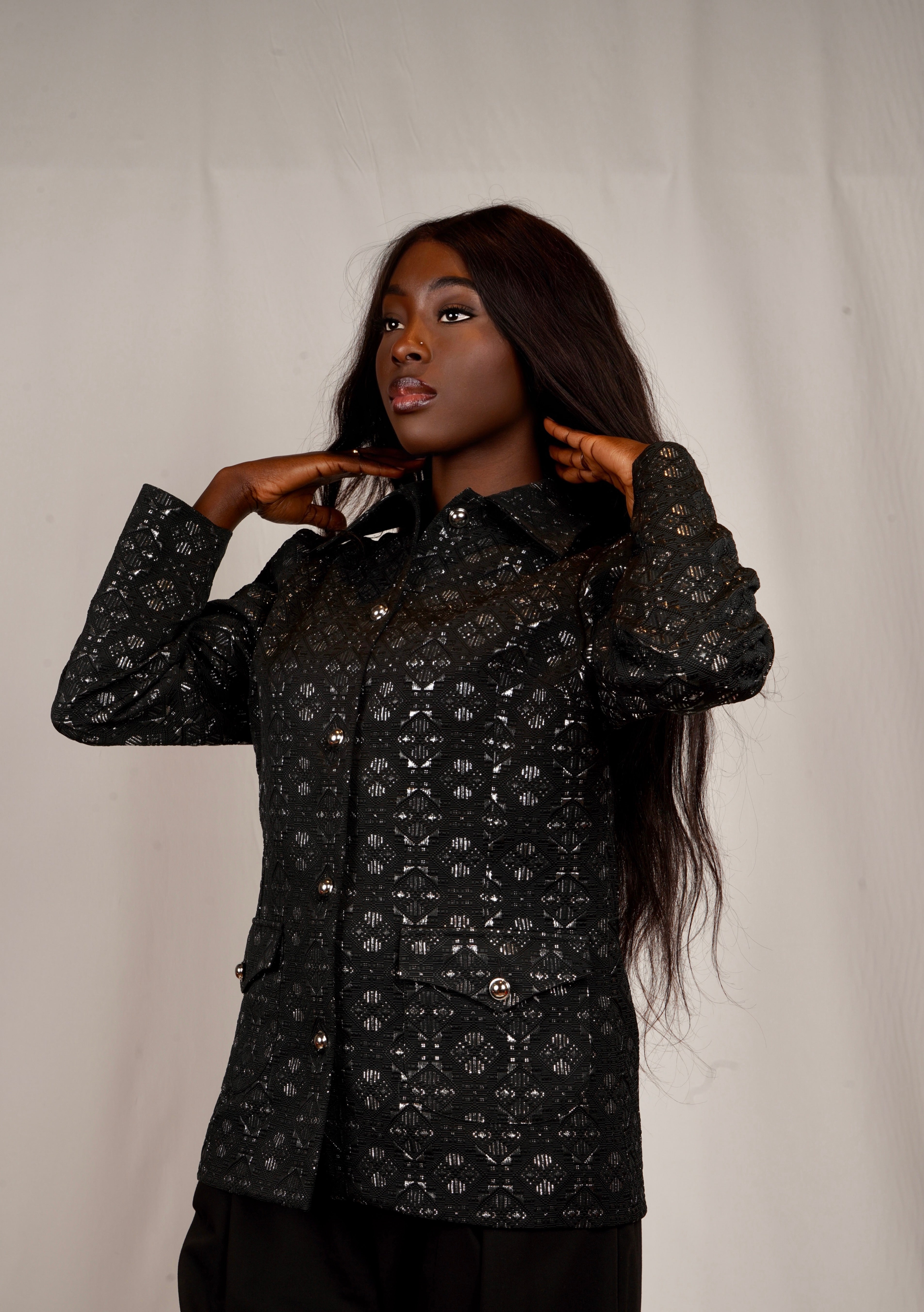 Veste avec broderie sur le col