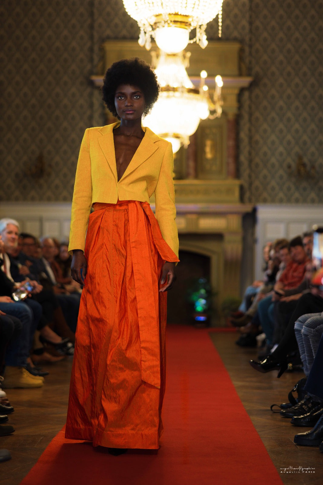Défilé chateau thierry ensemble veste jaune et jpe orange