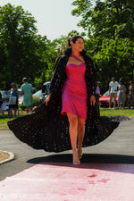 Opéra — Robe fuchsia et cape-manteau noire | Ousman O. - Vignette | Ousman O.
