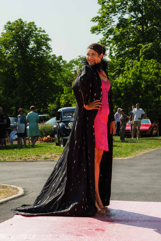 Opéra — Robe fuchsia et cape-manteau noire | Ousman O.
