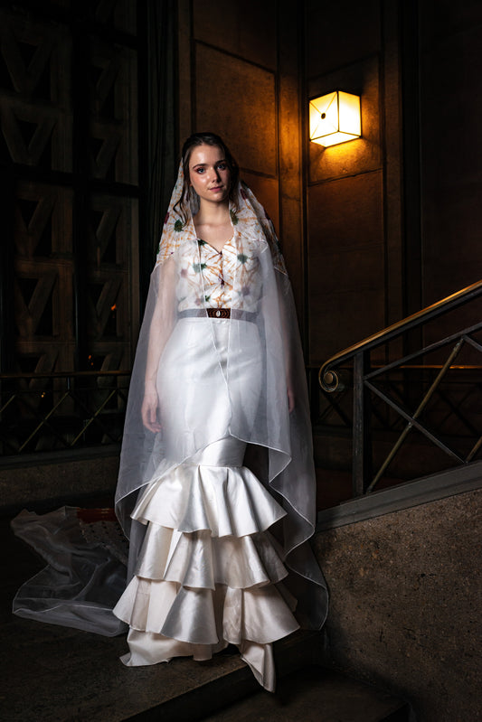 Robe de Marié en soie sauvage associé a de la voile gauffré tatoué et avec volie de soie .