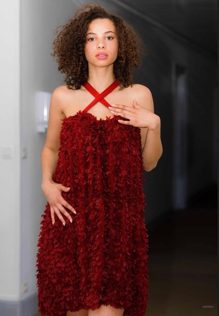 Robe courte Scarlet Mini Ousman O. en sequins rouge bordeaux et mousseline de soie, avec bretelles croisées en soie sauvage.