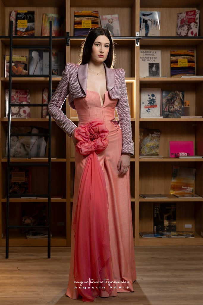 Tenue Patrimoine — Soie corail tissée main