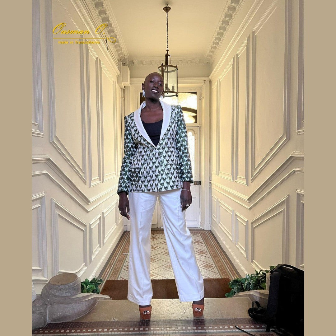 Veste col châle , motif perroquet et pantalon blanc