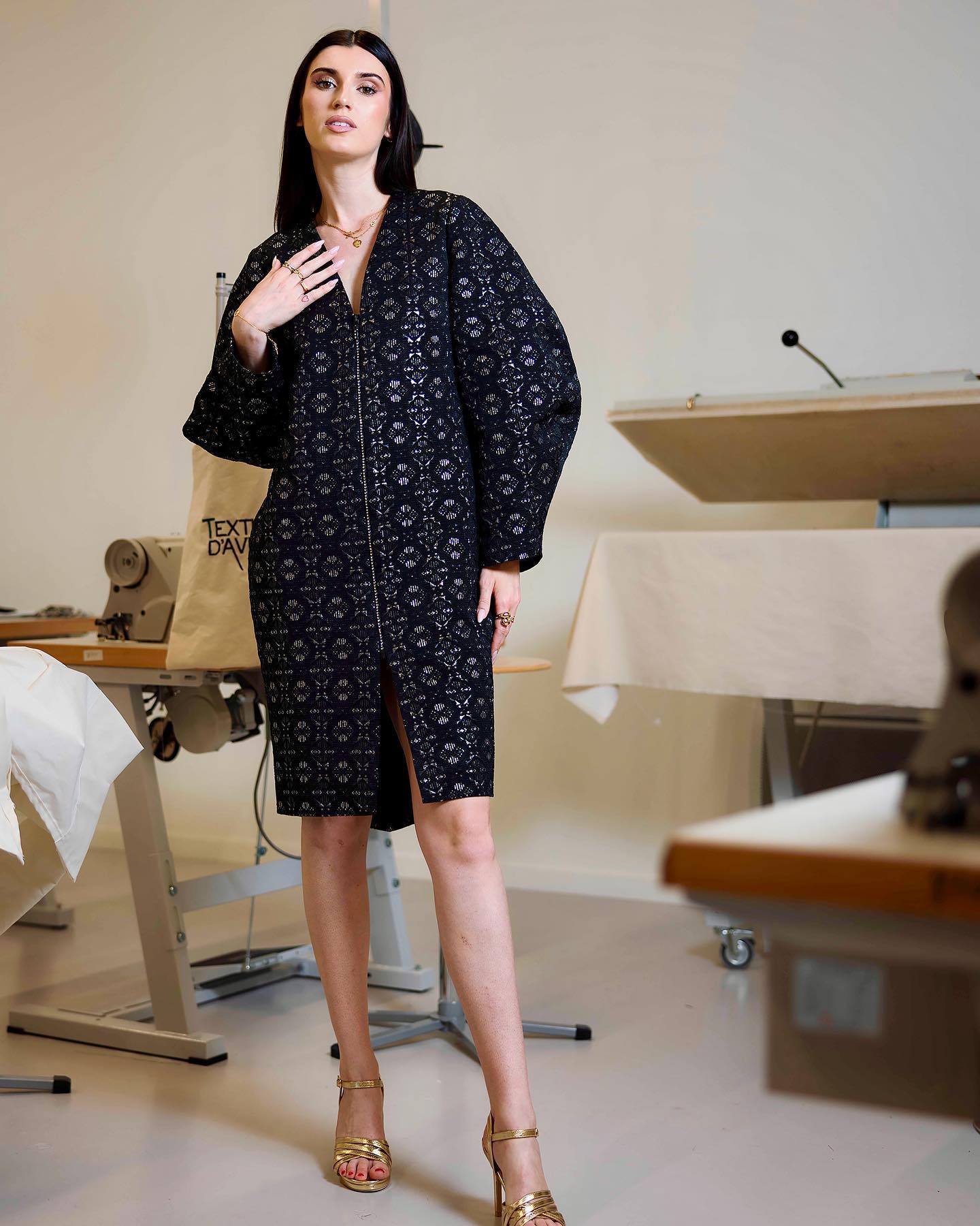 Robe Éclipse Ousman O. en jacquard noir et argenté, motifs géométriques, manches longues et fermeture à strass, pièce de créateur rare disponible prochainement en ligne en édition limitée à 6 pièces.